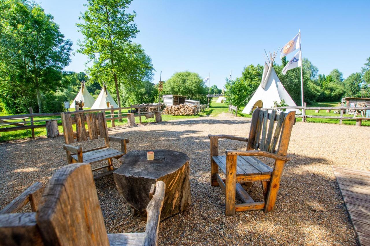 Отель Les Tipis Du Bonheur De Vivre Brulon Экстерьер фото