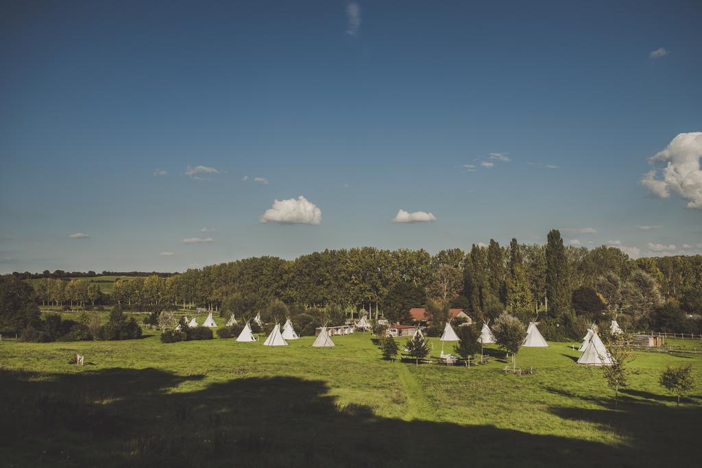 Отель Les Tipis Du Bonheur De Vivre Brulon Экстерьер фото