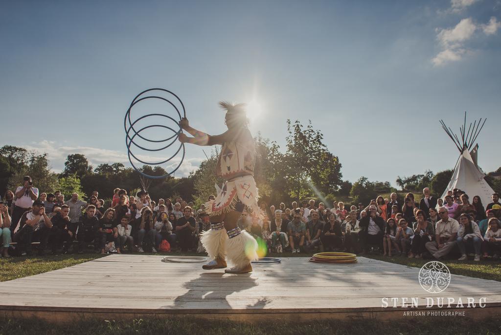 Отель Les Tipis Du Bonheur De Vivre Brulon Экстерьер фото
