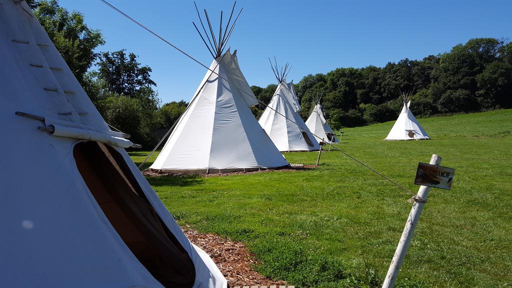 Отель Les Tipis Du Bonheur De Vivre Brulon Экстерьер фото