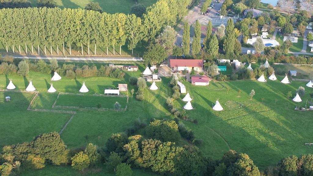 Отель Les Tipis Du Bonheur De Vivre Brulon Экстерьер фото